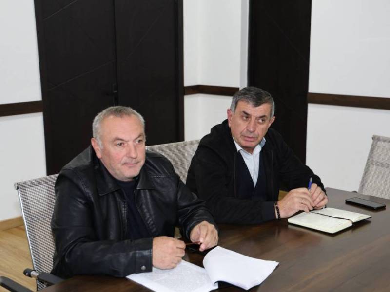 ცაგერის მუნიციპალიტეტის მერი ჭაბუკი ჭაბუკიანი, პირველ მოადგილესთან რევაზ ახვლედიანთან ერთად, მუნიციპალიტეტში მოქმედი ა(ა)იპ-ების ხელმძღვანელებს შეხვდა